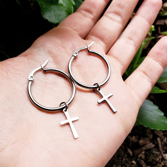 NWOT 25mm Silver Cross Huggie Earrings - Picture 14 of 16